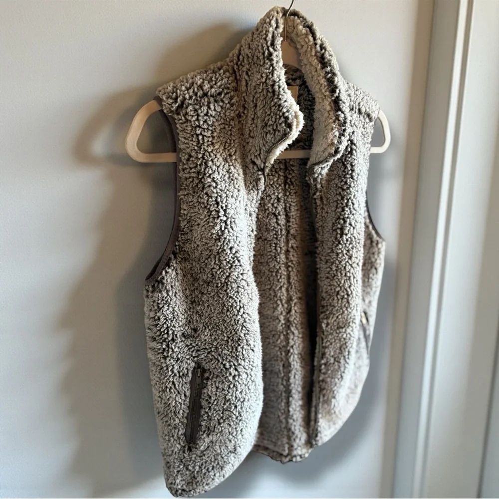 🚨3 for $15 Thread & Supply Gray Sherpa Fleece Fuzzy Fur Pocket Vest Coat Small - Picture 3 of 6